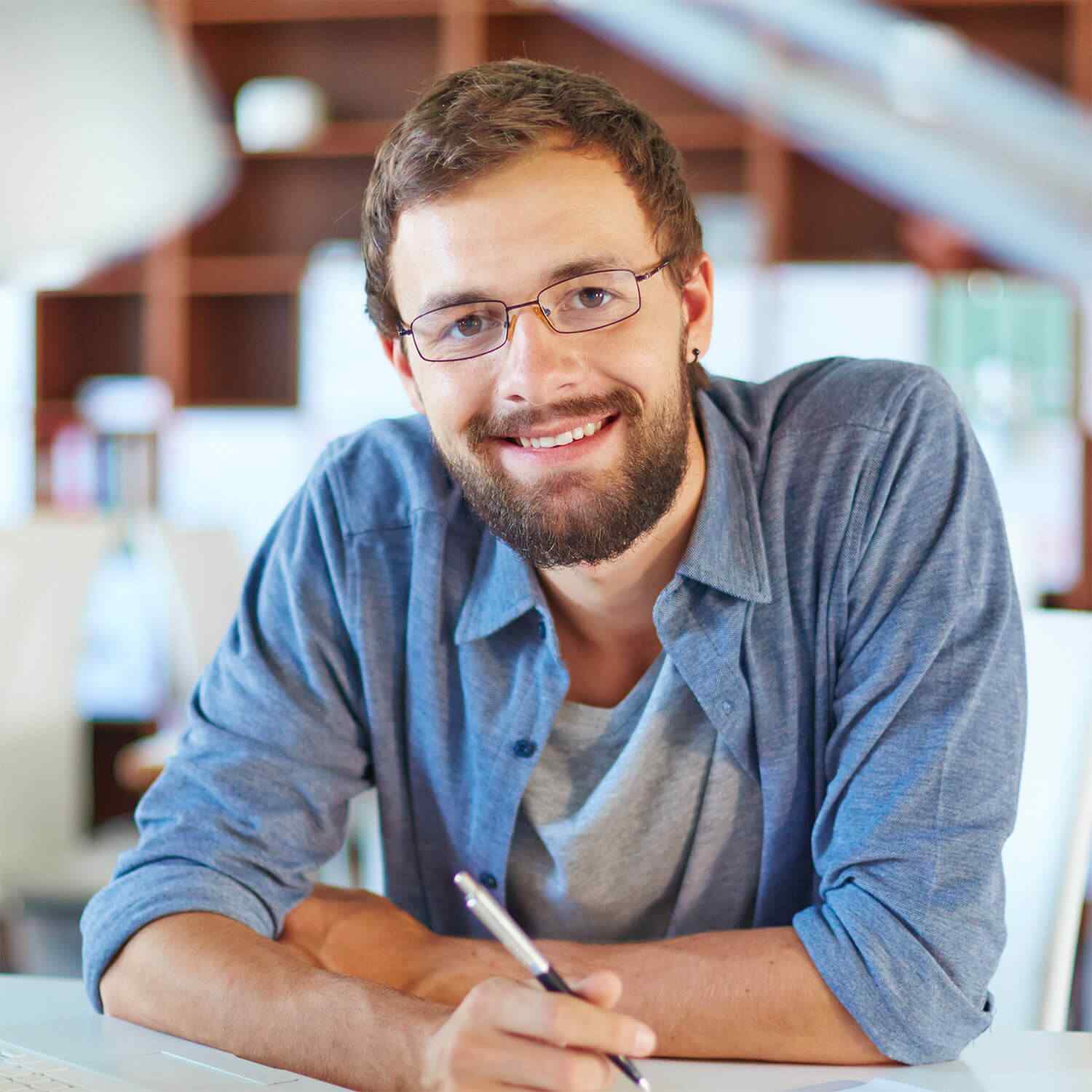 https://www.three-hands.com/wp-content/uploads/2018/01/img-team-member-career-01.jpg